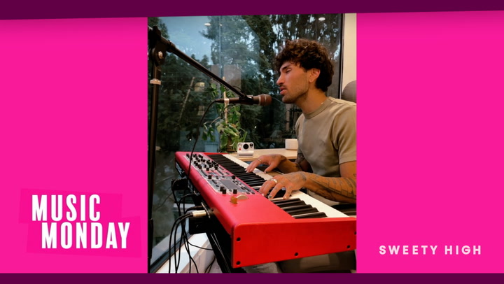 Dylan Matthew Performs “Boys Don’t Cry” | Sweety High