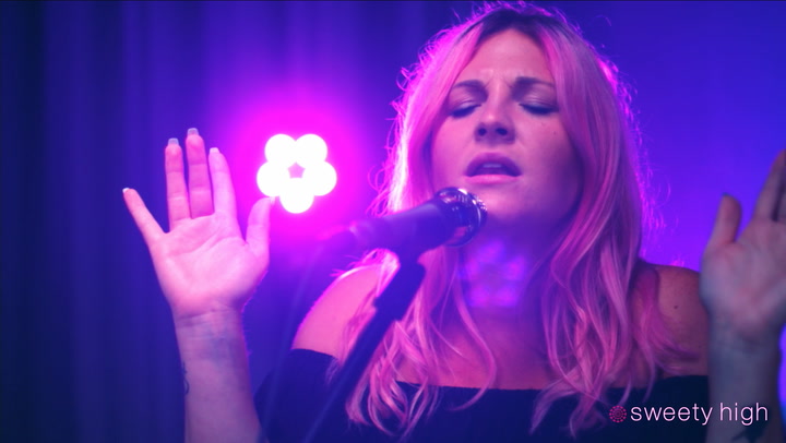 Rozes ‘Hanging On’ Acoustic Performance | Sweety High