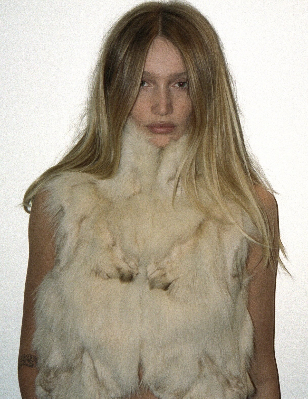 Imagen del chaleco de piel de Cailin Russo